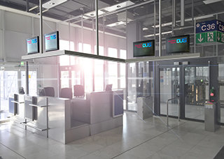 DUS-Airport Neugestaltung Monitorbefestigungen „DUS AD GATE“ Flugsteige A, B, C